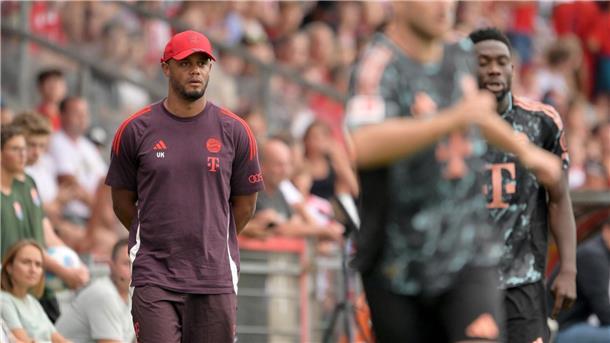 Bayern-Trainer Vincent Kompany beobachtet ganz genau.