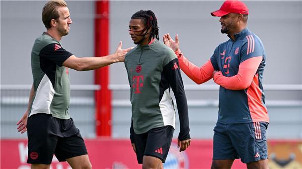 Bayern-Trainer Vincent Kompany (r) und Torjäger Harry Kane (l) beim Abschlusstraining vor dem Auftaktspiel gegen Chelsea.