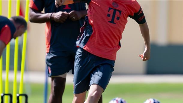 Bayern-Trainer Vincent Kompany schaut bei Lennart Karl ganz genau hin. Seinen Debüteinsatz hatte sich das große Talent im Training verdient.