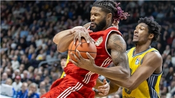 Bayerns Devin Booker sichert den Ball vor Albas David McCormack