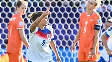Bayerns Georgia Stanway erzielte das 2:0 für England.