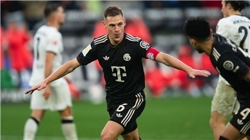 Bayern siegt sich zum Europarekord - RB demütigt Wagners FCA Bayerns Joshua Kimmich jubelt über sein Führungstor in Mönchengladbach.