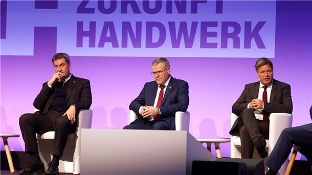 Bayerns Ministerpräsident Markus Söder (CSU), Handwerkspräsident Jörg Dittrich und Bundeswirtschaftsminister Robert Habeck (Grüne) bei der Veranstaltung „Zukunft Handwerk“ im Internationalen Congress Center München.