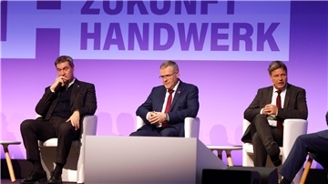 Bayerns Ministerpräsident Markus Söder (CSU), Handwerkspräsident Jörg Dittrich und Bundeswirtschaftsminister Robert Habeck (Grüne) bei der Veranstaltung „Zukunft Handwerk“ im Internationalen Congress Center München.