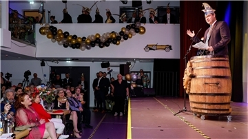 Bayerns Ministerpräsident Markus Söder (r, CSU) hält die Laudatio  beim Schlappmaulorden 2023.
