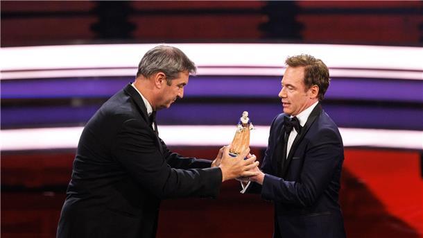 Bayerischer Filmpreis - „Rheingold“ als bester Film gekürt Bayerns Ministerpräsident Markus Söder überreicht Michael Bully Herbig den Ehrenpreis.