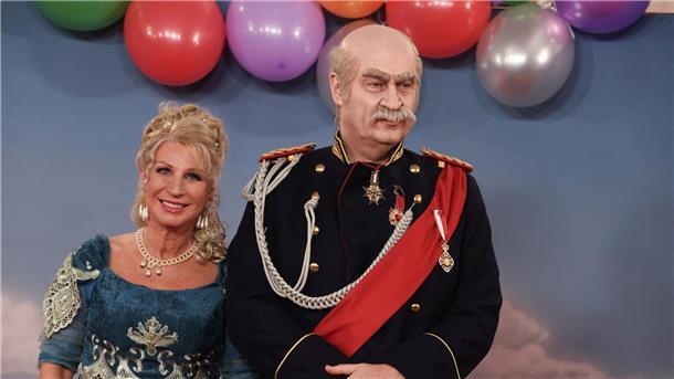 Prunk oder Abstand: Karneval in Deutschland auf dem Endspurt Bayerns Ministerpräsident Markus Söder und Karin Baumüller-Söder kommen als Reichskanzler Otto von Bismarck und eine Dame aus der Zeit Bismarcks zur Livesendung des Bayerischen Rundfunks „Fastnacht in Franken“.