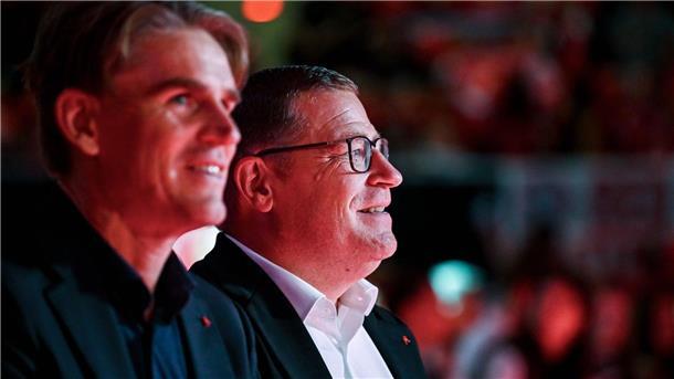 Bayerns Sportdirektor Christoph Freund (l) und Sportvorstand Max Eberl durften sich über viel Beifall freuen.