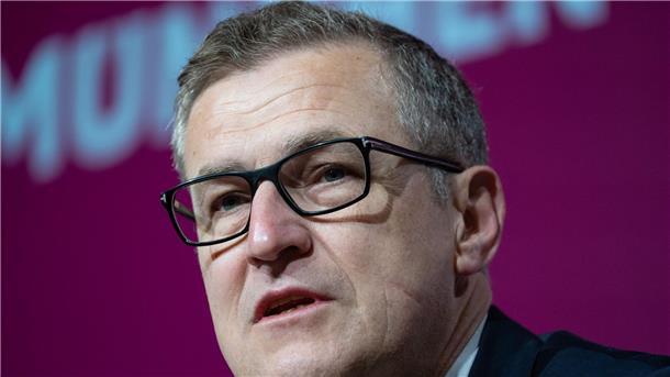 Bayern-Bosse: Fernreisen „Strapaze“, aber Pflicht für alle Bayerns Vorstandschef Jan-Christian Dreesen hält Fernreisen für alternativlos.