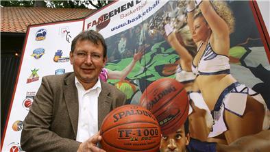 BBL Präsident Dr. Thomas Braumann (Deutschland) mit einem Spalding Ball.
