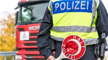 Beamte der Bundespolizei kontrollieren Fahrzeuge an einem Grenzübergang zwischen Deutschland und Polen.