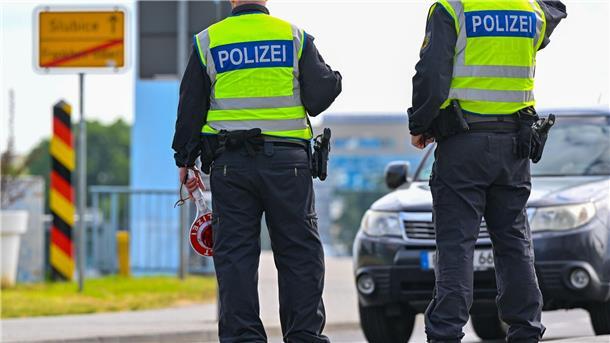 Faeser will Grenzkontrollen ausweiten - Schleuser gefasst Beamte der Bundespolizei stehen am deutsch-polnischen Grenzübergang Stadtbrücke in Frankfurt (Oder).