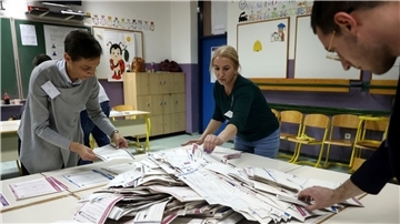 Beamte der Wahlkommission zählen die Stimmen nach den Parlamentswahlen.