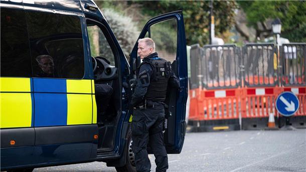 Beamte konnten den 21-Jährigen demnach im Londoner Stadtteil Chiswick ergreifen, wie die Metropolitan Police mitteilte.