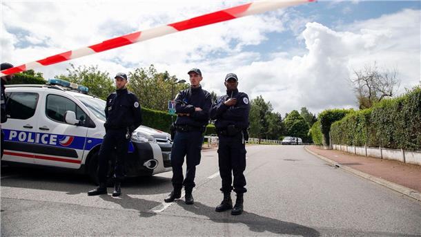 Terrortaten in Paris - möglicher Komplize vor Gericht Beamte stehen 2016 am Tatort in Magnanville bei Paris.