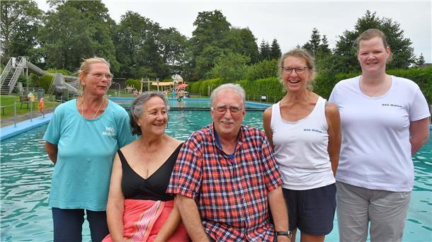Warum das Midlumer Quellwasserfreibad auch nach 75 Jahren immer noch beliebt ist Beate Diercks, die Schwimmgäste Mara und Jürgen Itjen, Anne Reyer und Mania Wulff genießen das schöne Wetter im Midlumer Quellwasserfreibad (von links).