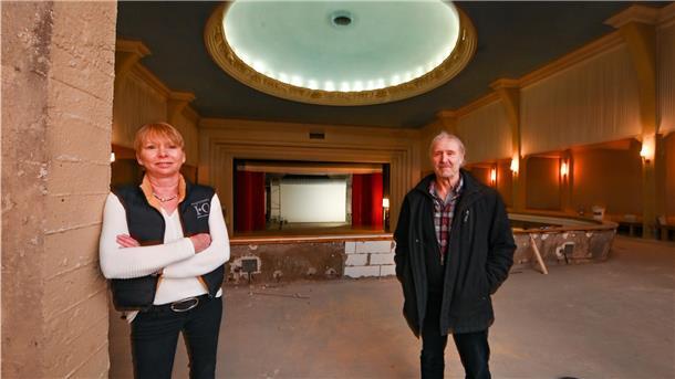 Beate Kühnau und Paul Steffens im Tivoli-Gebäude, das als Kulturzentrum im Gespräch ist.