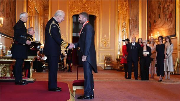 König ehrt Beckham im Schloss: Erhebt Euch, Sir David! Beckham gilt als großer Verehrer des Königshauses.