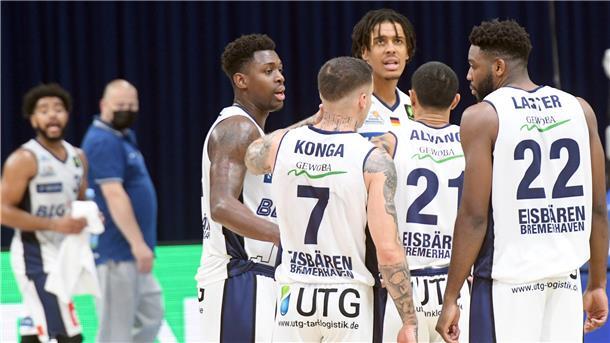 Bedröppelte Eisbären nach dem Spiel gegen die Artland Dragons.