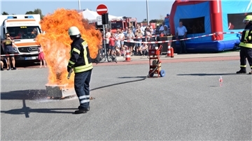 Beeindruckende Demonstration einer Fettexplosion auf dem Kreisel vor der Feuerwehr in Lunestedt.