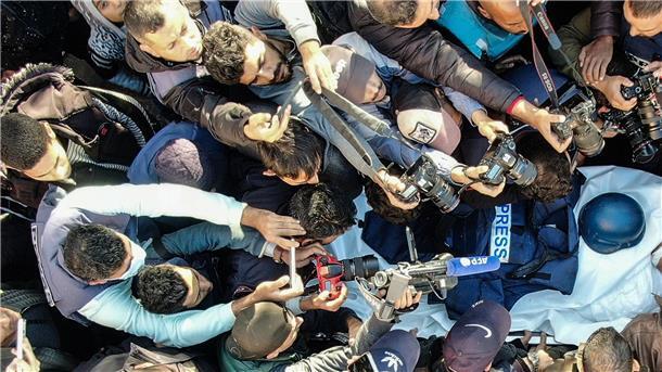 Versehentlich getötete Geiseln zeigten weiße Flagge Beerdigung des getöteten Kameramanns Samer Abu Dakka.