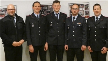 Ortsfeuerwehr Düring musste vergangenes Jahr 40 Mal ausrücken Beförderungen und Ernennungen gab es auf der Jahreshauptversammlung der Ortsfeuerwehr Düring: (von links) Ortsbrandmeister Dennis Barthel, der Beförderte Simon Cantrell, das neue Führungsduo der Jugendfeuerwehr Marc Wahlers und Daniel Nietfeld sowie der stellvertretende Gemeindebrandmeister Lars Elißat.