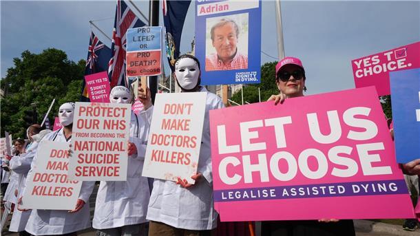 Britische Abgeordnete stimmen für Sterbehilfe-Gesetz Befürworter und Gegner einer Regelung, die Sterbehilfe ermöglicht, vor dem Parlament in London.