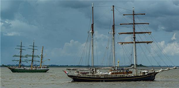 So magisch fotografieren unsere Influencer die Maritimen Tage Begegnung auf der Außenweser: Die „Alexander von Humboldt II“ (links) und die Gulden Leeuv.