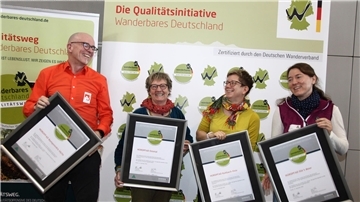 Begeisterung für Nordpfade-Auszeichnungen „Qualitätsweg Wanderbares Deutschland“ mit Udo Fischer (Touristikverband), Liane Jordan (DWV), Petra Welz (Touristikverband) und Ute Dicks (DWV) (von links).