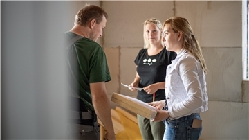 Beginn der Planungen für den Innenausbau mit Elektroarbeiten. Im Bild: Alina Loskan (23) und Elektriker Andrej Weis (30) beraten das Bauherrenpaar Yvonne und Marvin Holst, wo die Stromleitungen und Anschlüsse im Haus platziert und verlegt werden sollen.