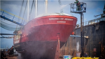Beginn der Sanierungsarbeiten an der "Elbe 3" im Dock mit Hochdruckreinigungsarbeiten am Schiff.