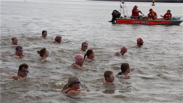 Der Weg ist das Ziel: Allmersschwimmen in Sandstedt Begleitet von der DLRG Hagen machten sich die 48 Schwimmer und Schwimmerinnen auf den Weg Weser abwärts nach Rechtenfleth.