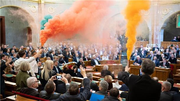 Pride-Parade in Ungarn verboten Begleitet von Rauchbomben, die Abgeordnete der Oppositionspartei Momentum im Plenarsaal entfachten, hat Ungarns Parlament ein Verbot der alljährlichen Pride-Paraden beschlossen, bei denen Menschen für die Rechte nicht heterosexueller Lebensformen demonstrieren.