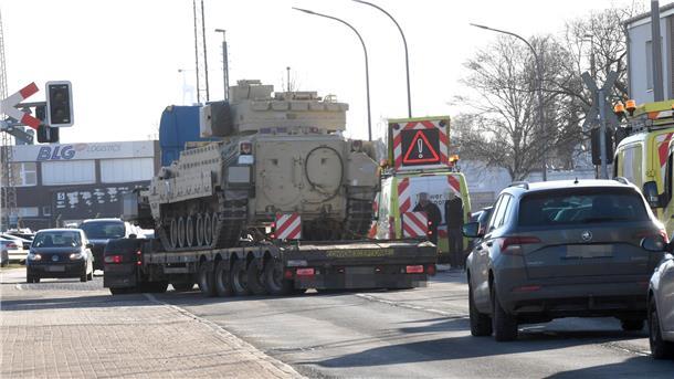 Warum die US-Armee so viele Militärfahrzeuge via Bremerhaven nach Europa bringt Begleitfahrzeuge warnen vor den Schwertransporten.