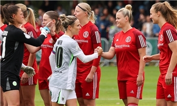 Begrüßung vor dem Spiel: Alina Stenzel und Wolfsburgs Nationalspielerin Svenja Huth (Nr. 10) geben sich die Hand. 