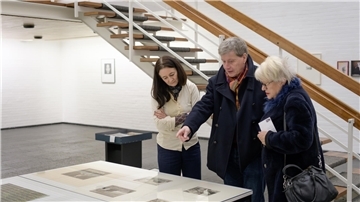 Begutachten die Editionen des Kunstvereins: Kunsthallen-Direktorin Stefanie Kleefeld (von links), Kai Kähler und Ute Sander.
