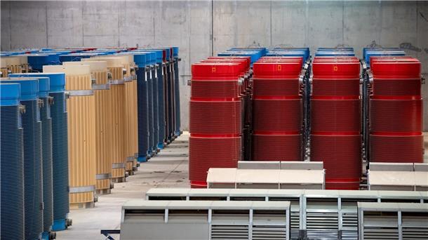 Endlose Endlager-Suche? Kein Standort für Atommüll bis 2031 Behälter mit hochradioaktiven Abfällen und Transporthauben.