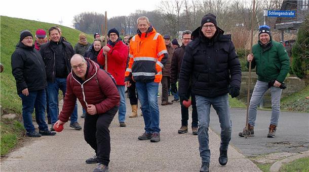 Niederlage Blexens gegen den Rest der Welt dämpft Stimmung nicht wirklich Bei "Blexen gegen den Rest der Welt" errang der Rest der Welt, angeführt vom allgemeinen Vertreter des Bürgermeisters , Bert Freese (vorne links), den Sieg.