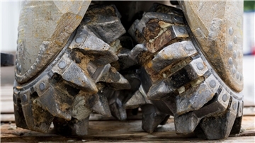 Bei Bohrungen für die Tiefen-Geothermie fressen sich die Bohrmeißel kilometerweit in den Erduntergrund, dementsprechend teuer sind die Projekte. Eine Fündigkeitsversicherung soll die finanziellen Risiken für Kommunen und Unternehmen erträglich machen. (Symbolbild)