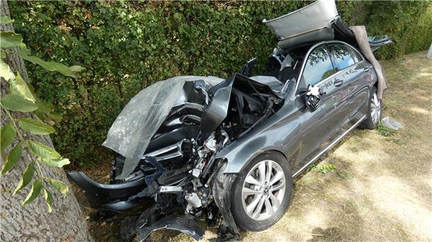 Bei Cappel gegen Baum gekracht: Seniorin stirbt neben ihrem Mann Bei Cappel prallt ein Mercedes mit zwei Senioren aus dem Raum Mainz gegen einen Baum. Die Beifahrerin hat den Unfall nicht überlebt.