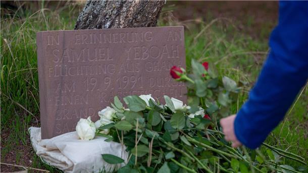 Rassistischer Brandanschlag: Anklage wegen Beihilfe erhoben Bei dem Brandanschlag 1991 starb der ghanaische Asylbewerber Samuel Yeboah. Hier ein Gedenkstein in Saarlouis.
