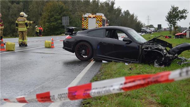 Wrack eines Porsches nach einem schweren Unfall auf der Bundesstraße 212 in Stadland. Der Fahrer steht in Nordenham vor Gericht. Ihm wird fahrlässige Tötung vorgeworfen.