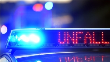 Bei dem Unfall auf der A30 wurden drei Menschen schwer verletzt. (Symbolbild)