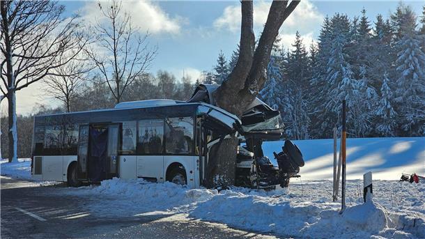 Junge stirbt bei Busunfall im Erzgebirge - 13 Verletzte Bei dem Unfall eines Schulbusses im Erzgebirge ist ein Schüler ums Leben gekommen.