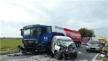 Ein LKW und ein PKW in einem Unfall