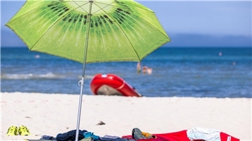 Bei den aktuelle nasskalten Temperaturen träumen sich schon viele Deutsche in den Urlaub.