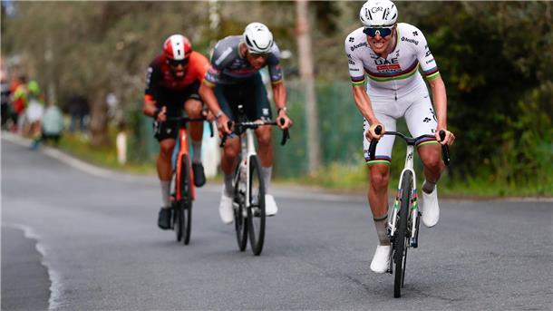 Bei den Attacken von Tadej Pogacar ließ sich Mathieu van der Poel nicht abschütteln.
