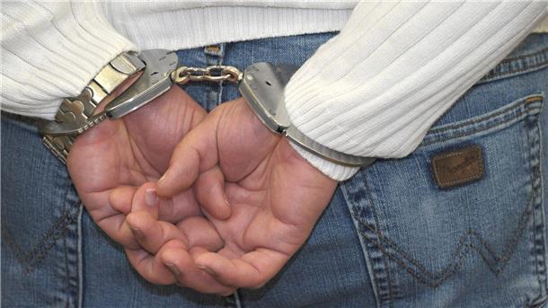 Drogenrazzia in Cuxhaven: Mann in Untersuchungshaft - Beweise sichergestellt Bei den Durchsuchungen wurde ein Mann festgenommen: Er befindet sich nun in Untersuchungshaft.