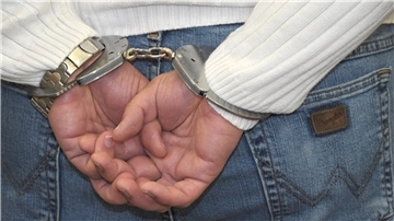 Drogenrazzia in Cuxhaven: Mann in Untersuchungshaft - Beweise sichergestellt Bei den Durchsuchungen wurde ein Mann festgenommen: Er befindet sich nun in Untersuchungshaft.