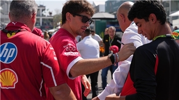 Bei den Fans beliebt, im ersten Training der Schnellste: Charles Leclerc.  